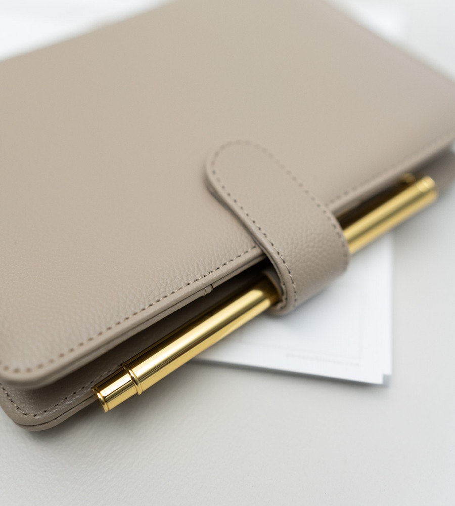 fodral ringpärm till systemkalender - storlek personal - grå/beige (personal) grå/beige