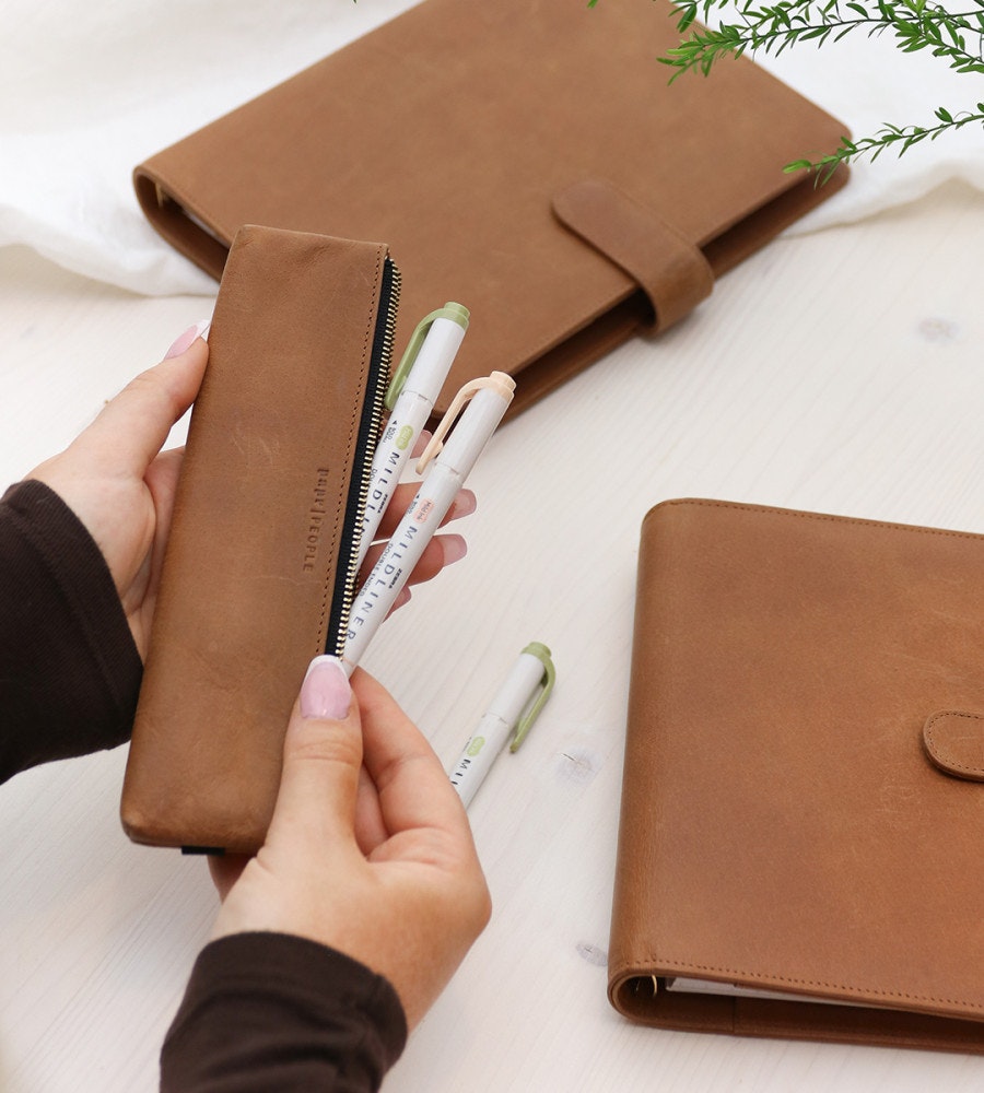 pencil-case pennfodral i läder med gummiband - cognac (forvara) cognac